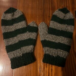 Harry Potter slytherin mittens. Handmade by me! Great for Halloween!